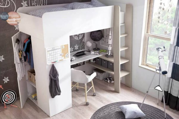Czy warto wybrać łóżko piętrowe z biurkiem, schodami i szafą?