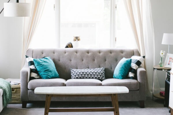 Sofa czy kanapa do salonu? Co wybrać?